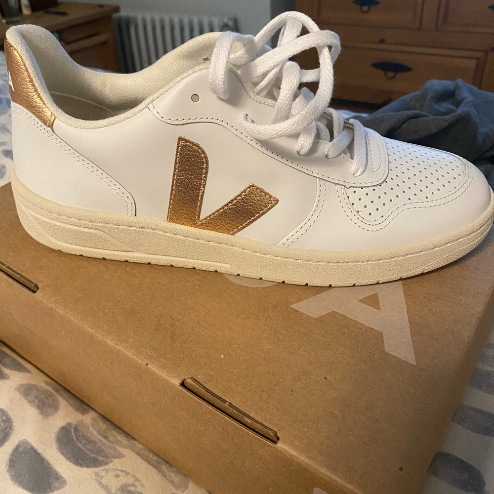 VEJA V-10 Leather Extra white Venus US 9
